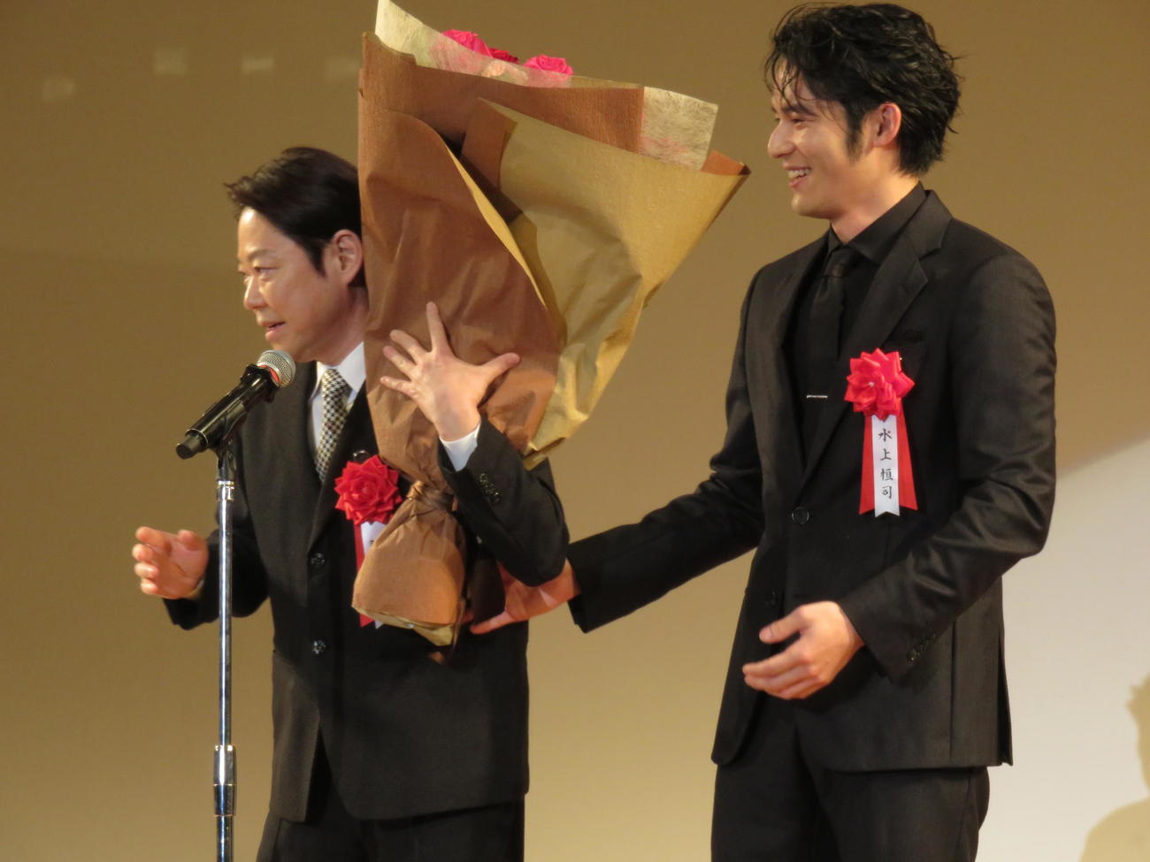 「2025年　第49回エランドール賞」新人賞を受賞した水上恒司（右）と祝福に駆けつけた阿部サダヲ