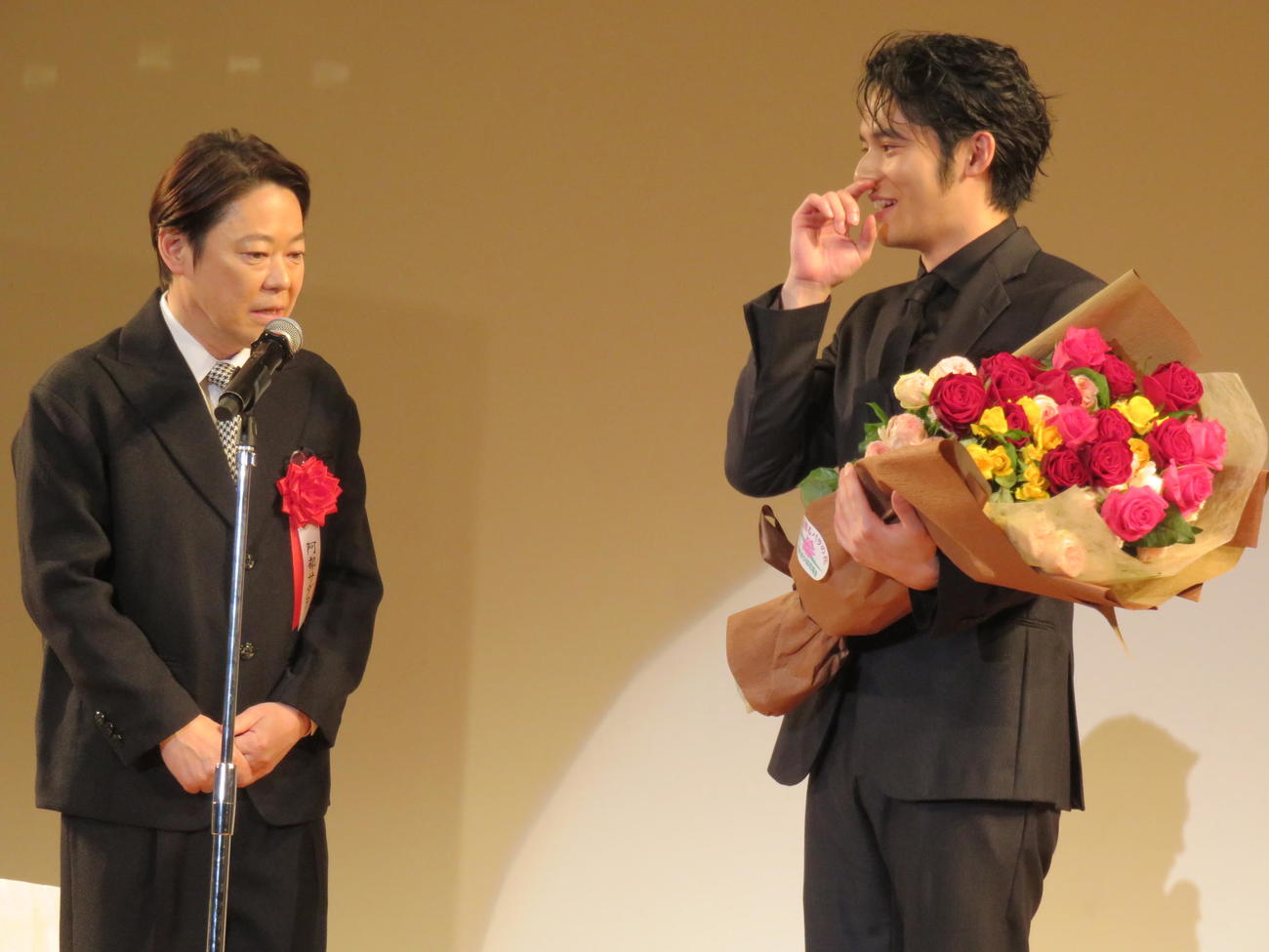 「2025年　第49回エランドール賞」新人賞を受賞した水上恒司（右）と祝福に駆けつけた阿部サダヲ