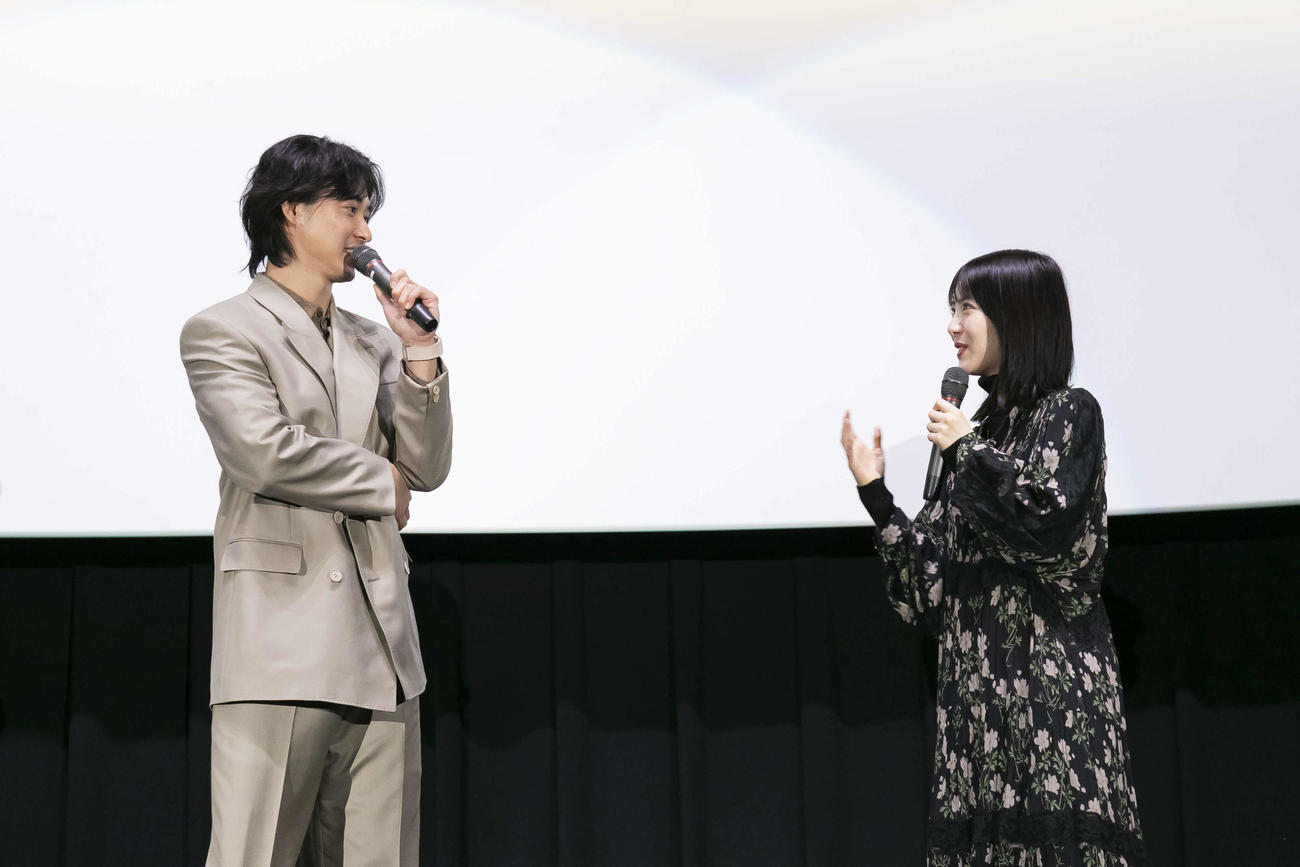 「アンダーニンジャ」3大都市ニンジャ行脚舞台あいさつに出席した山■（■は崎の大が立の下の横棒なし）賢人（左）と浜辺美波