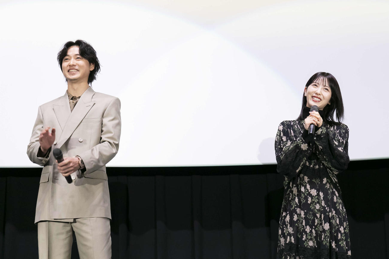 「アンダーニンジャ」3大都市ニンジャ行脚舞台あいさつに出席した山■（■は崎の大が立の下の横棒なし）賢人（左）と浜辺美波