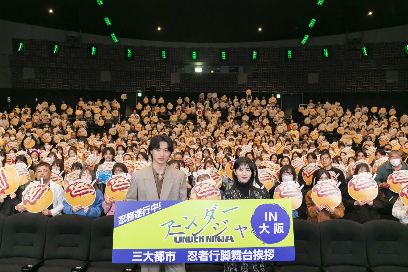 「アンダーニンジャ」3大都市ニンジャ行脚舞台あいさつに出席した山■（■は崎の大が立の下の横棒なし）賢人（左）と浜辺美波