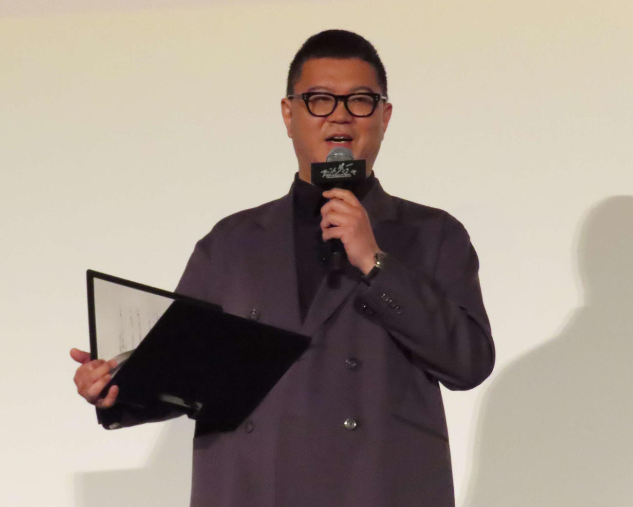 「アンダーニンジャ」3大都市忍者行脚舞台あいさつでMCを務めるシソンヌ長谷川忍