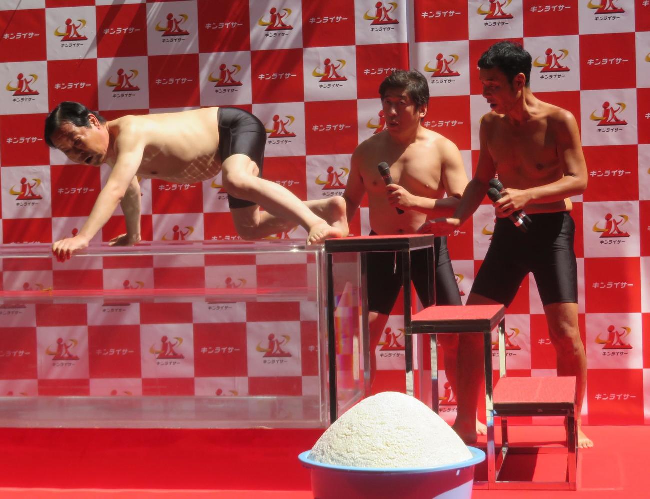 伝統芸の“熱湯”風呂を披露するダチョウ倶楽部（2019年9月撮影）