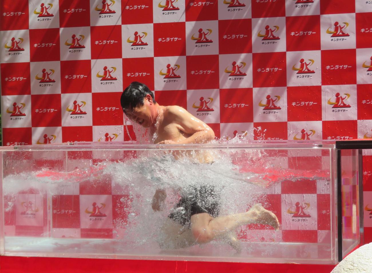 伝統芸の「熱湯」風呂で水に落ちるダチョウ倶楽部の上島竜兵さん（2019年9月撮影）
