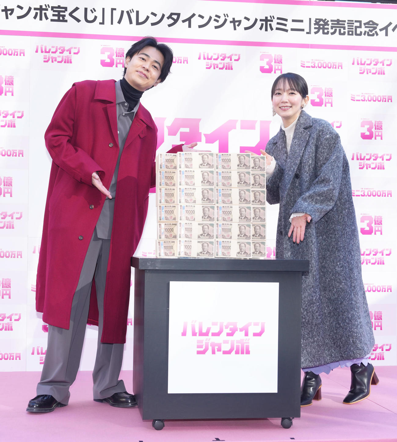 イベントに登場した吉岡里帆（右）と成田凌（撮影・足立雅史）