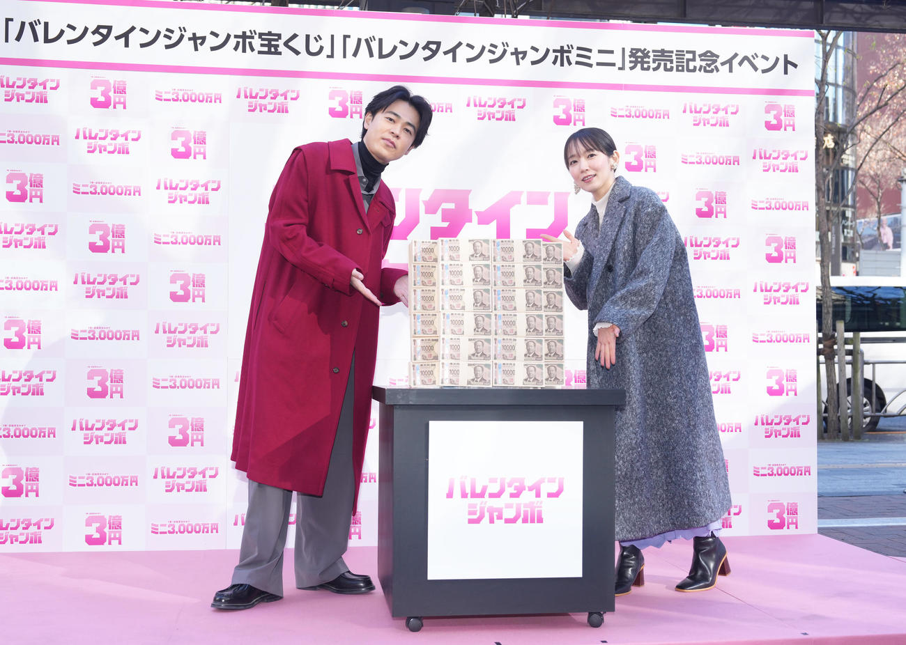 イベントに登場した吉岡里帆（右）と成田凌（撮影・足立雅史）