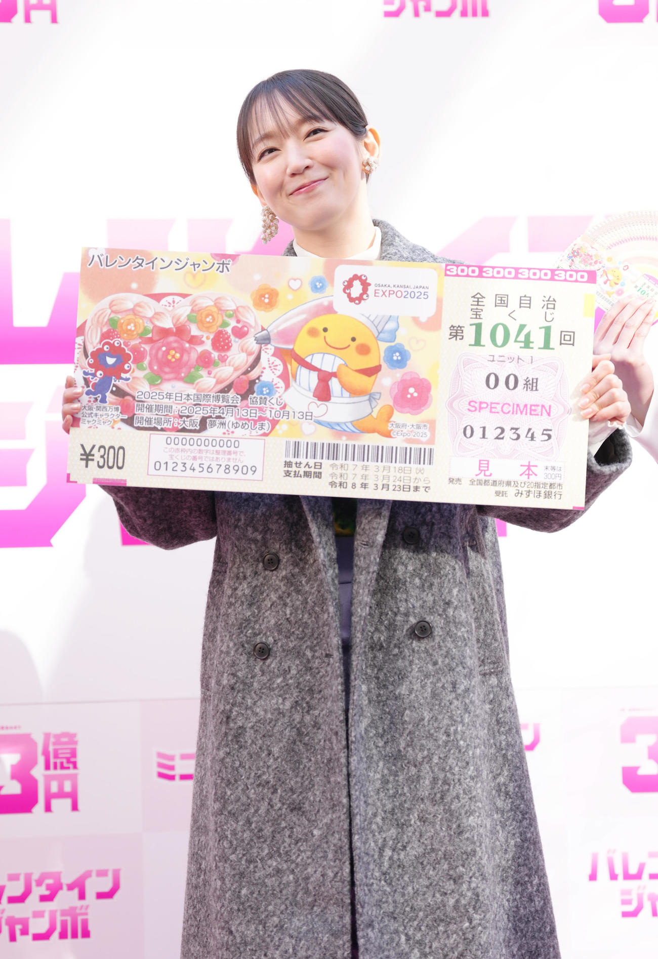イベントに登場し、笑顔を見せる吉岡里帆（撮影・足立雅史）