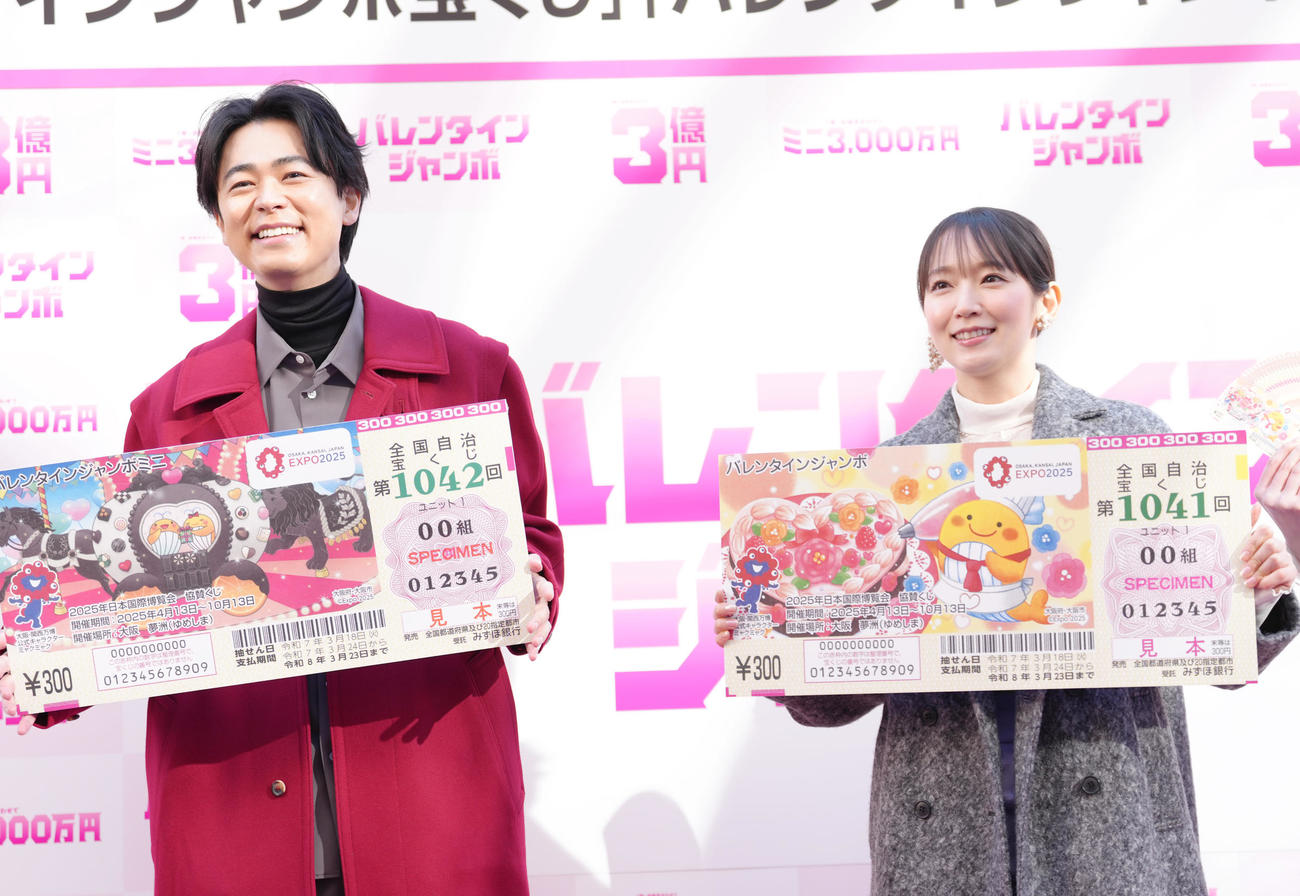 イベントに登場し、笑顔を見せる吉岡里帆（右）と成田凌（撮影・足立雅史）