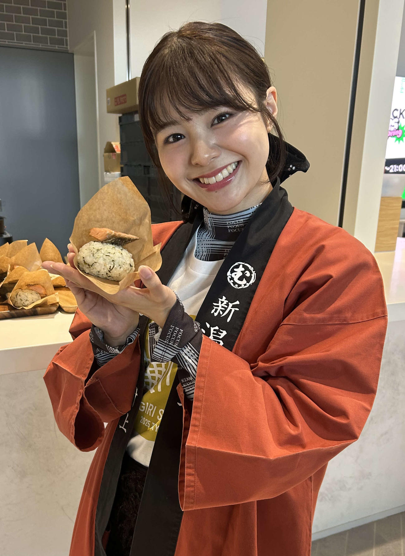 「おにぎりサミット2025」でおにぎりのお渡し会を行った本間日陽（撮影・松尾幸之介）