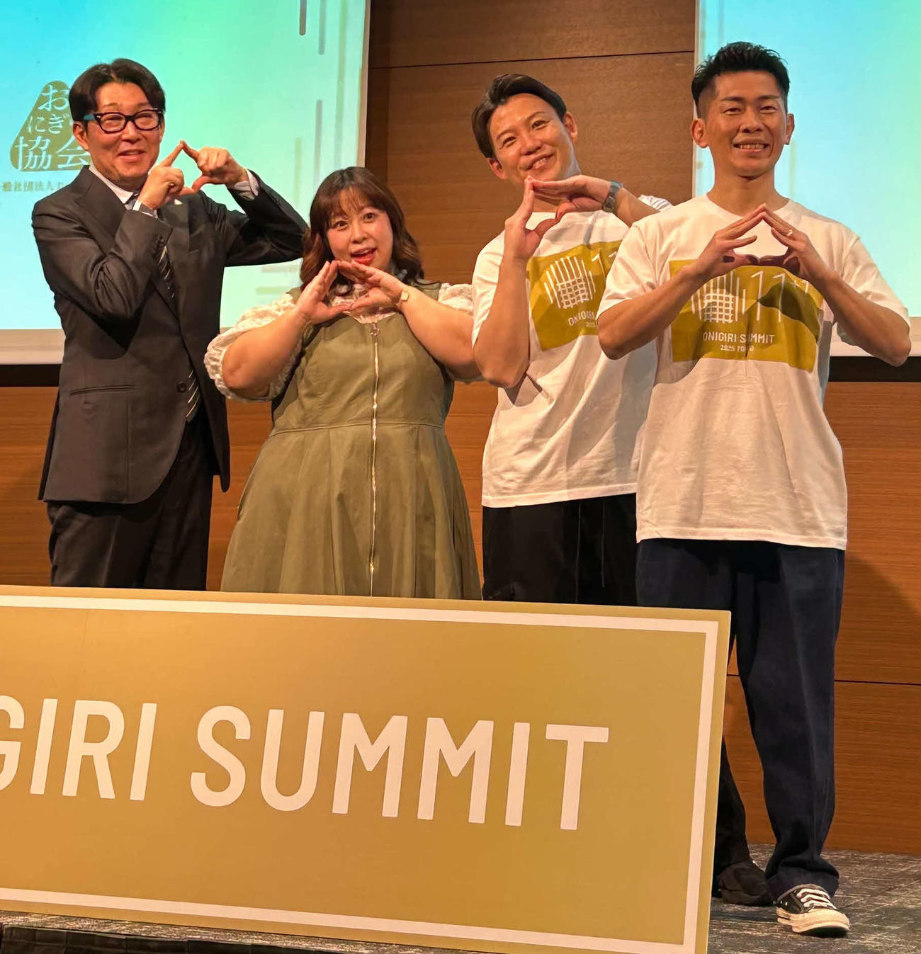 「おにぎりサミット2025」に出演した、左から一般社団法人おにぎり協会の中村祐介氏、餅田コシヒカリ、ジャングルポケットのおたけ、太田博久（撮影・松尾幸之介）