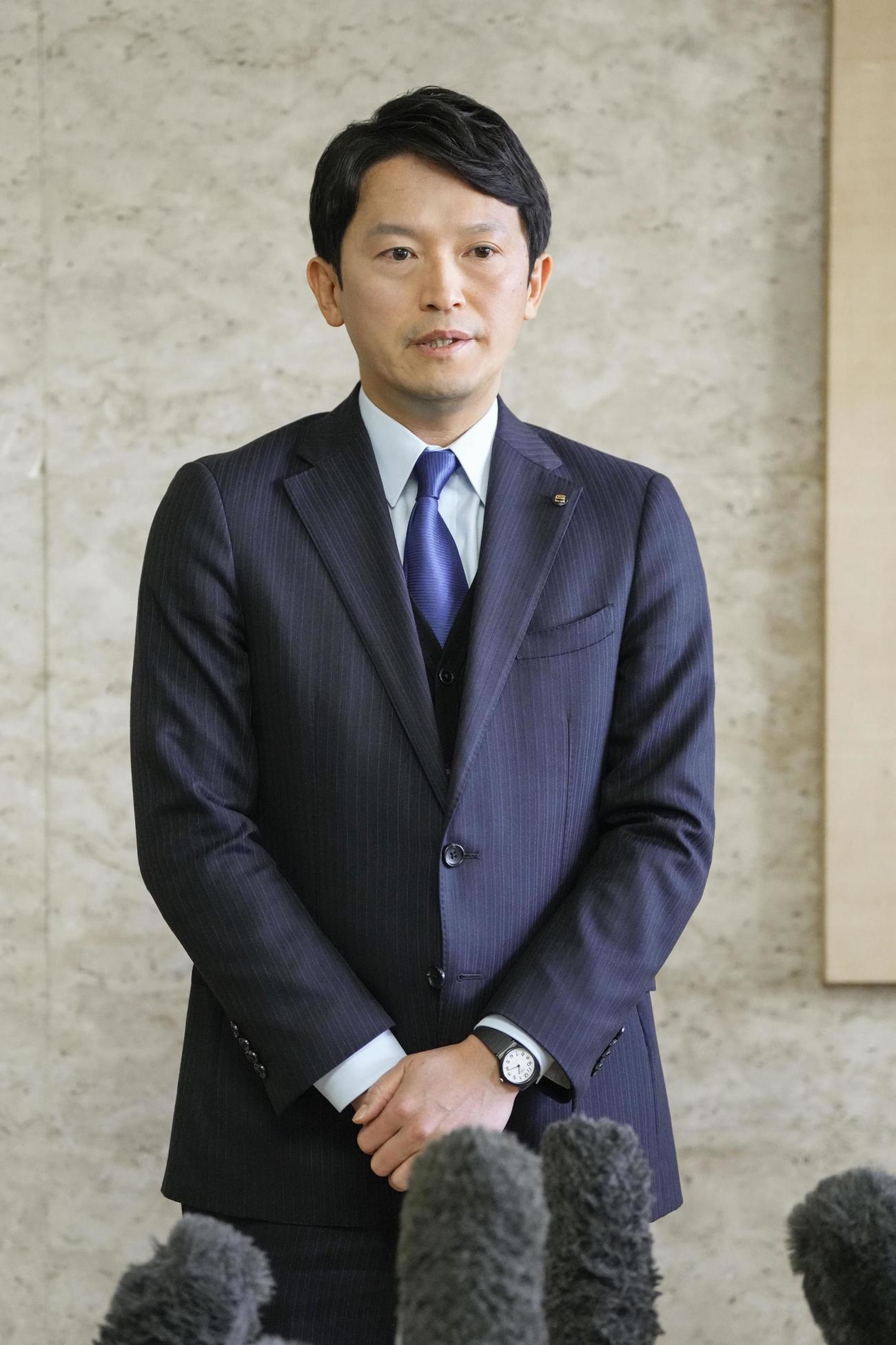 兵庫県庁で取材に応じる斎藤元彦知事（共同）