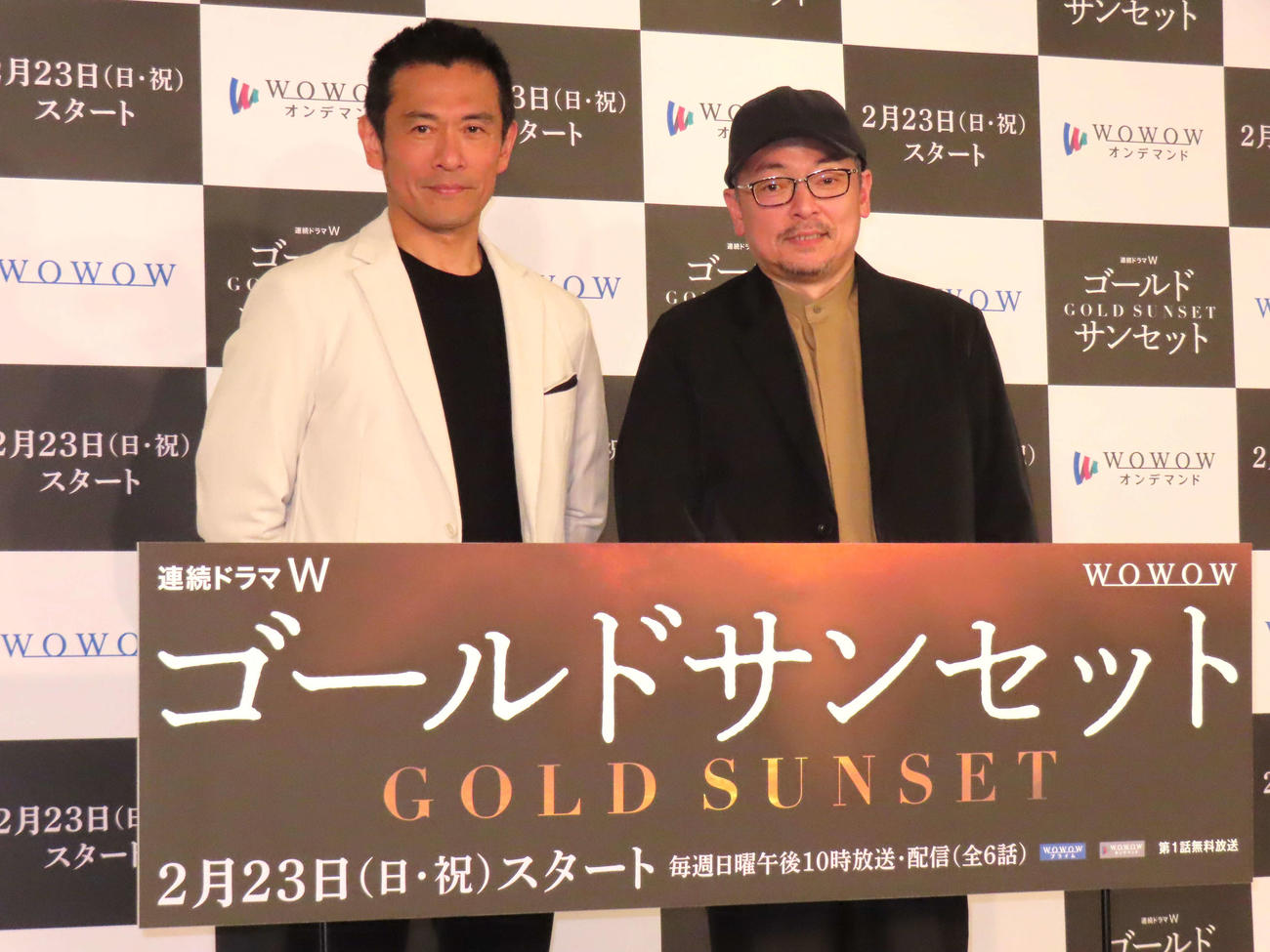 ドラマ「ゴールドサンセット」完成報告会に登壇した内野聖陽（左）と大森寿美男氏