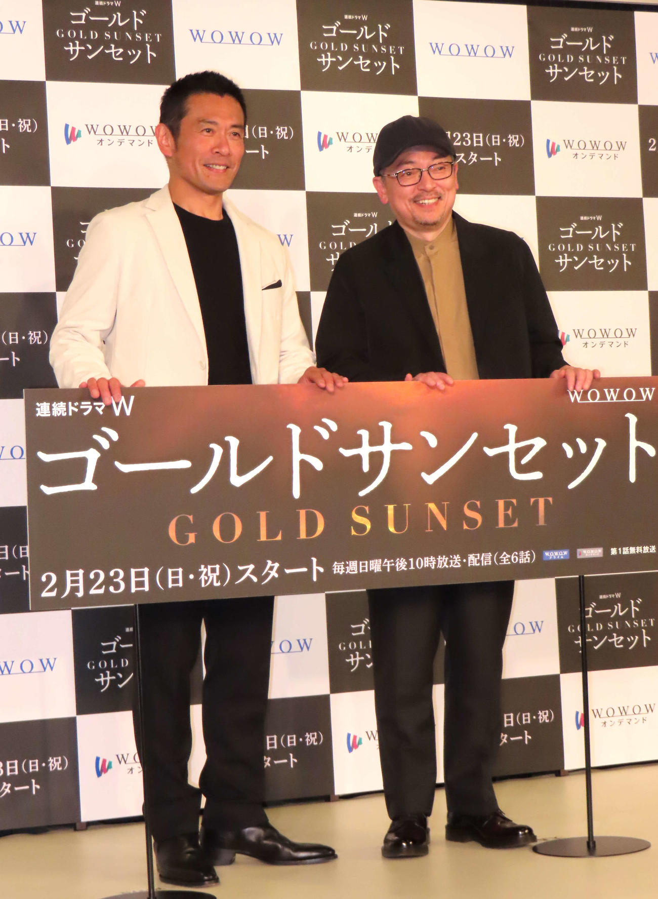 ドラマ「ゴールドサンセット」完成報告会に登壇した内野聖陽（左）と大森寿美男氏