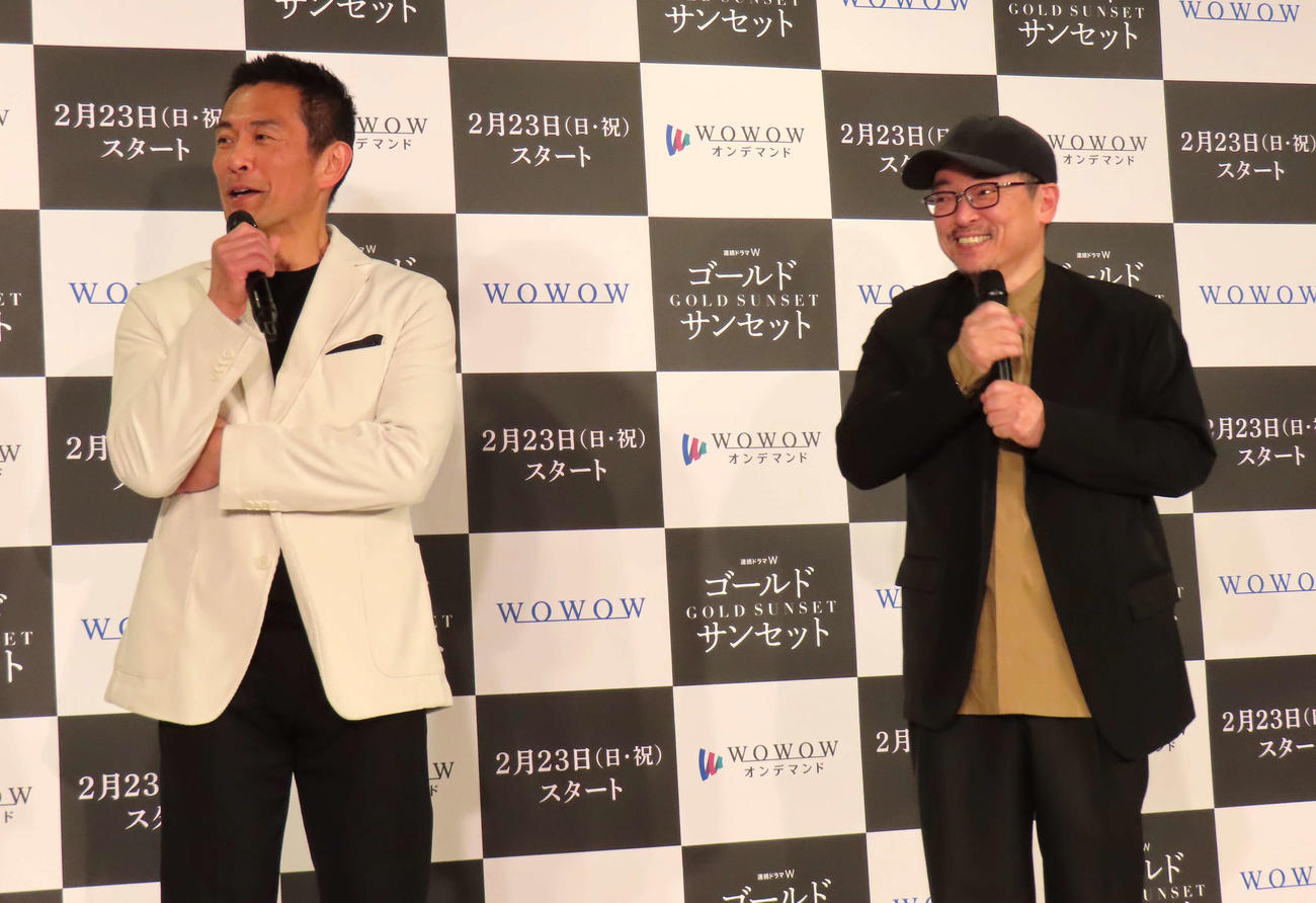 ドラマ「ゴールドサンセット」完成報告会に登壇した内野聖陽（左）と大森寿美男氏