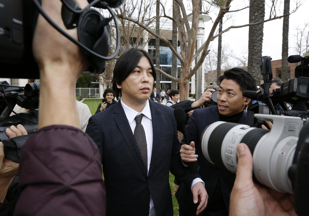 量刑を言い渡され、米カリフォルニア州サンタアナの連邦地裁を出る水原一平被告（中央）（共同）