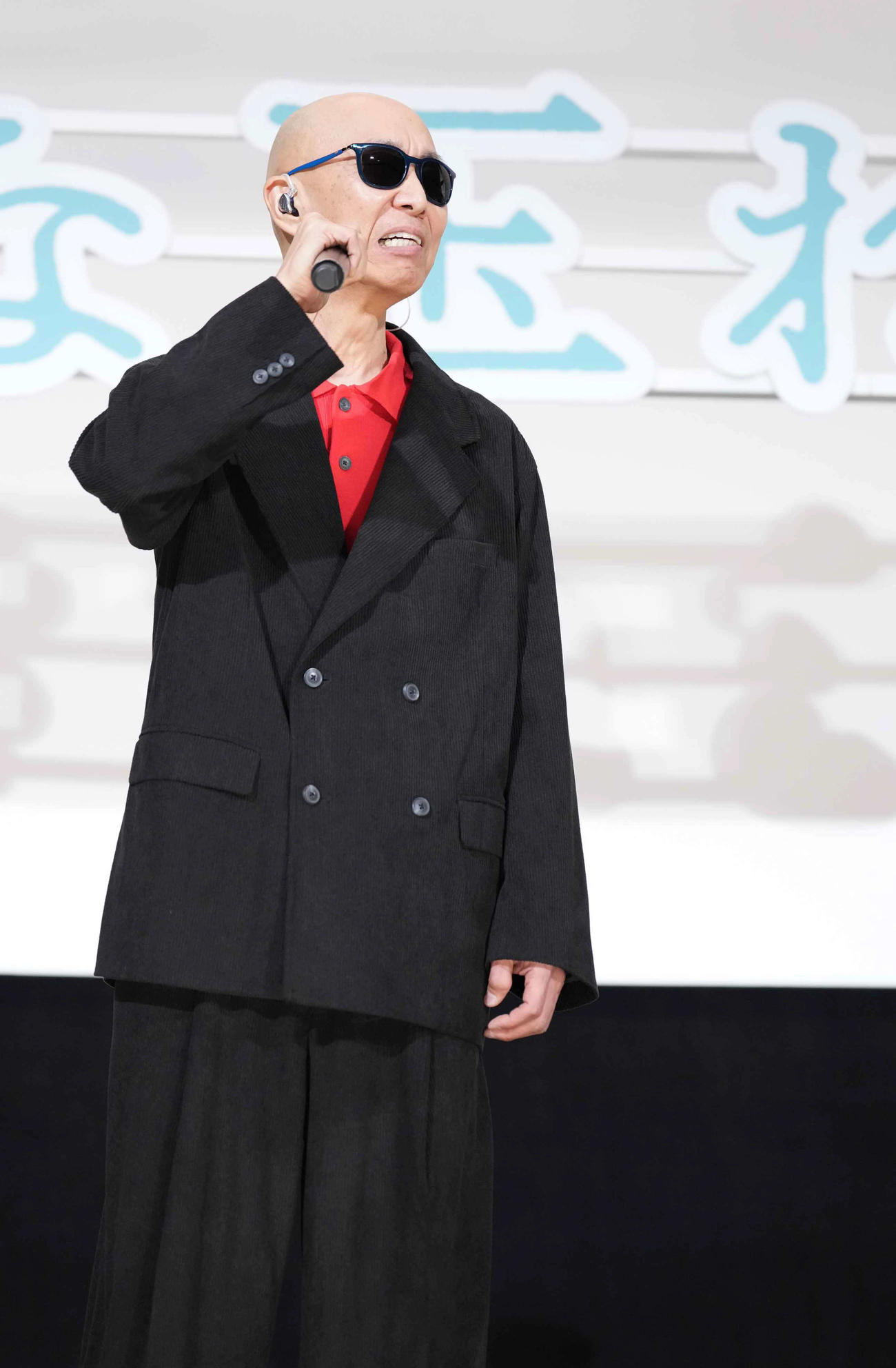 映画「大きな玉ねぎの下で」初日舞台あいさつに臨みサプライズで登壇し熱唱する爆風スランプのサンプラザ中野くん（撮影・小沢裕）