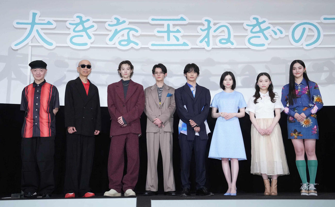 映画「大きな玉ねぎの下で」初日舞台あいさつで記念撮影に臨む、左からサプライズで登壇した爆風スランプのパッパラー河合、サンプラザ中野くん、窪塚愛流、藤原大祐、神尾楓殊、桜田ひより、伊東蒼、瀧七海（撮影・小沢裕）