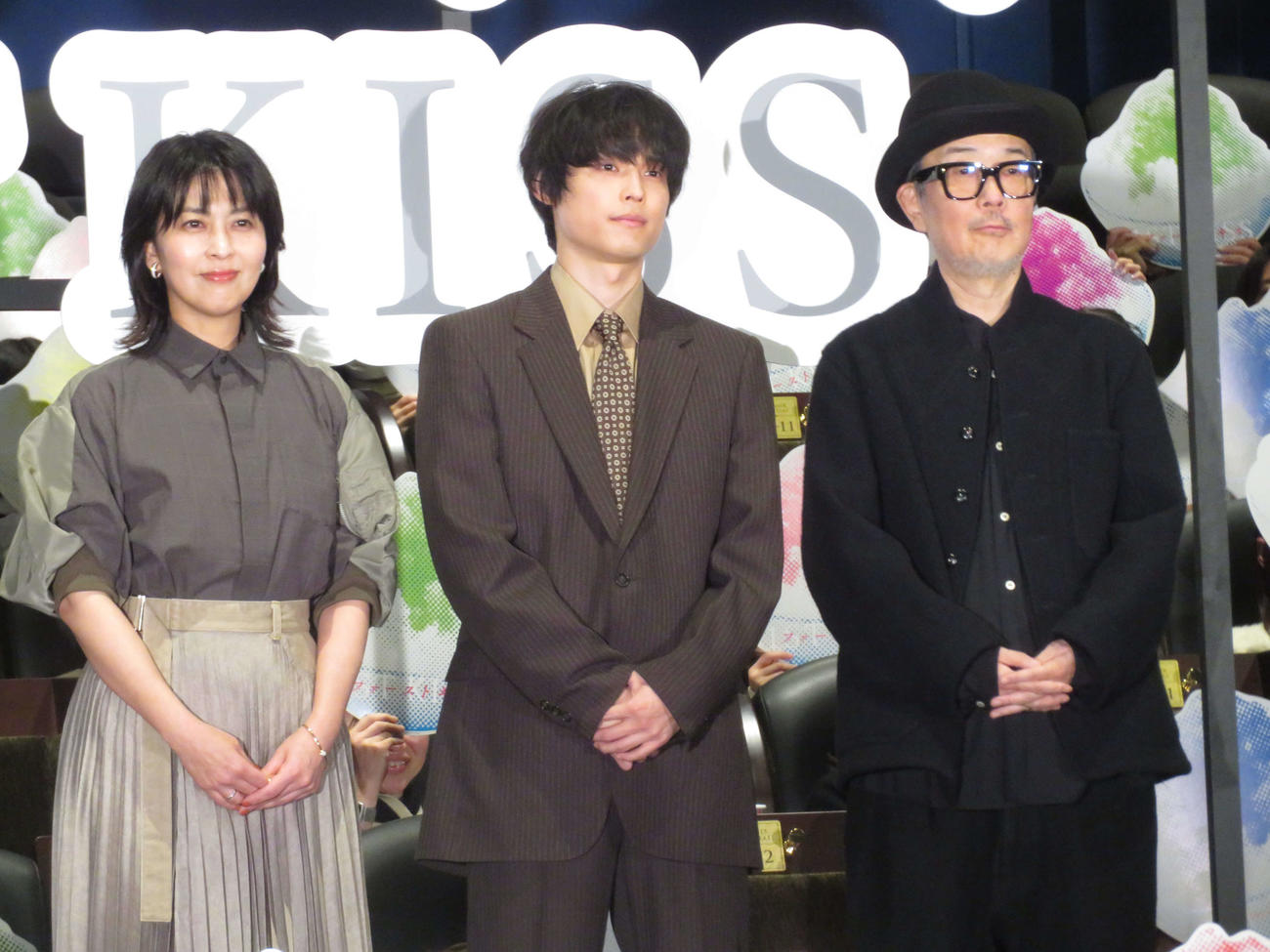 映画「ファーストキス　1ST KISS」初日舞台あいさつに登壇した左から、松たか子、松村北斗、リリーフランキー