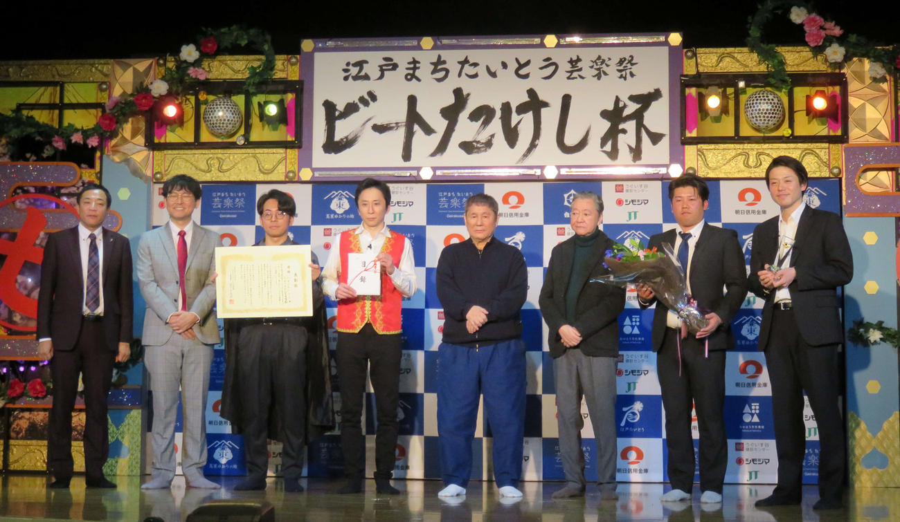 ビートたけし杯「お笑い日本一」に登場した、左からナイツ、シティホテル3号室、ビートたけし、高田文夫、ハマノとヘンミ