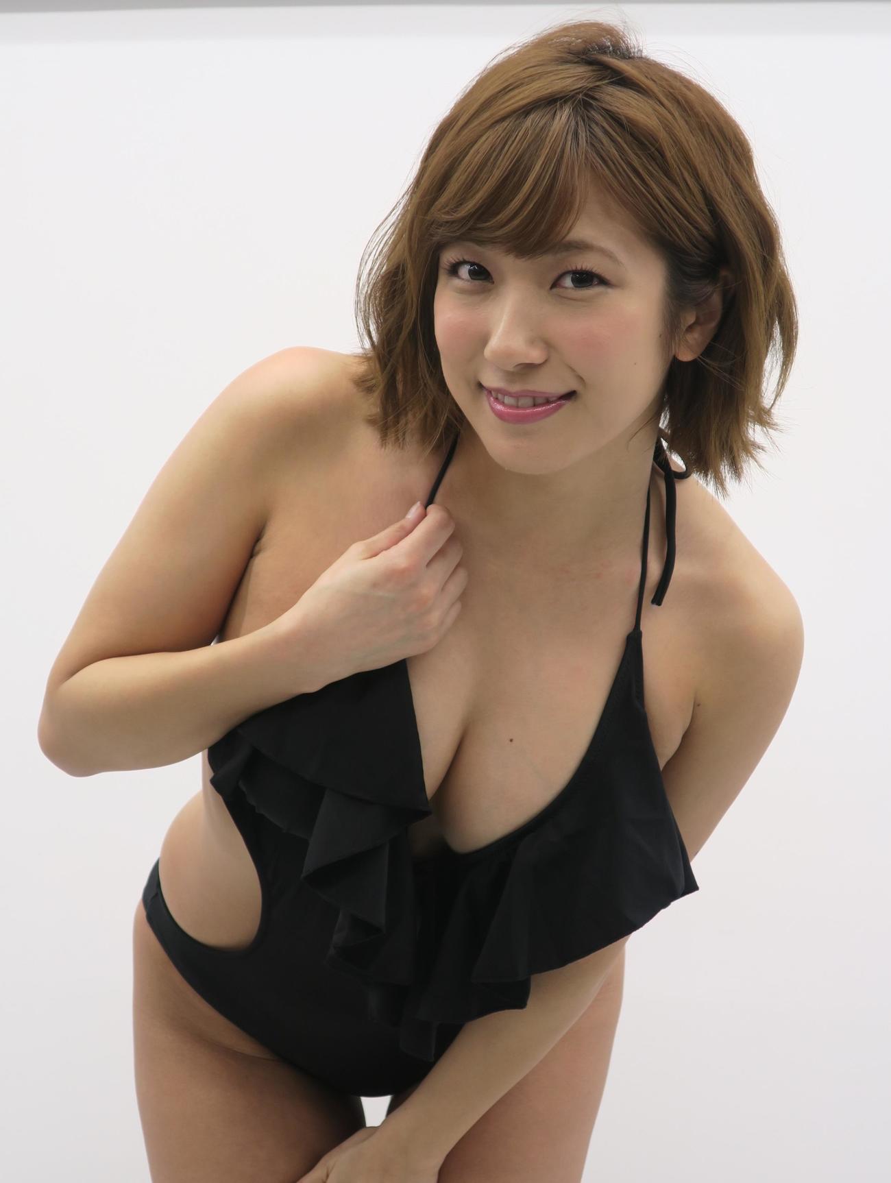 2017年4月、セクシーポーズを披露する佐藤聖羅