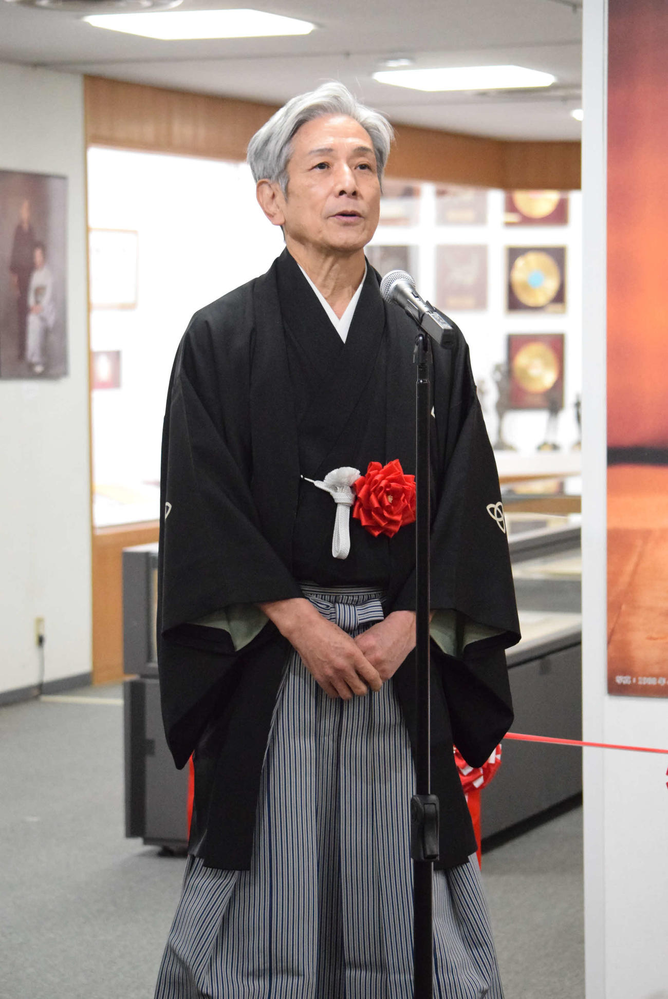 「桂米朝　噺家の姿」展であいさつする桂米団治（撮影・阪口孝志）