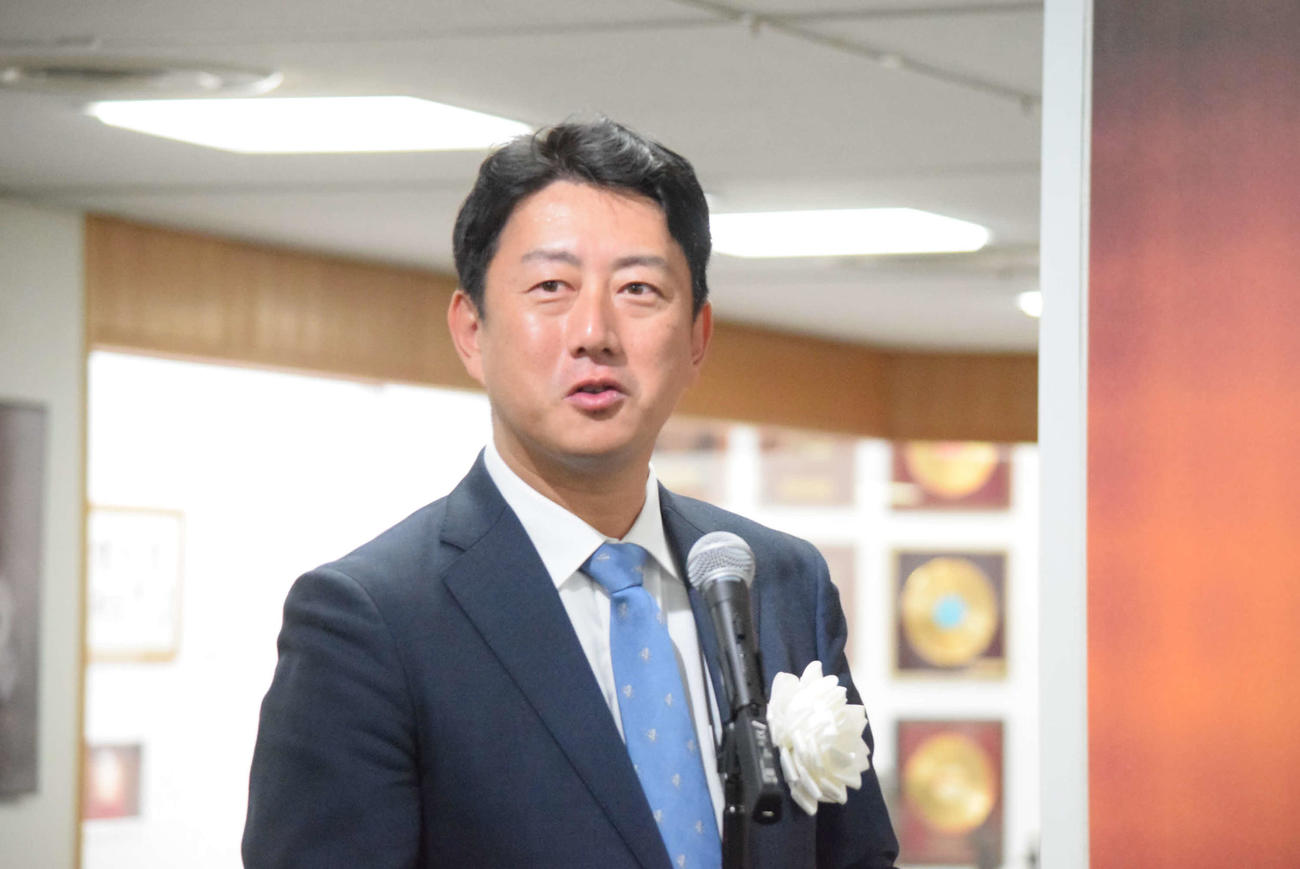 「桂米朝　噺家の姿」展であいさつする松本眞・尼崎市長（撮影・阪口孝志）