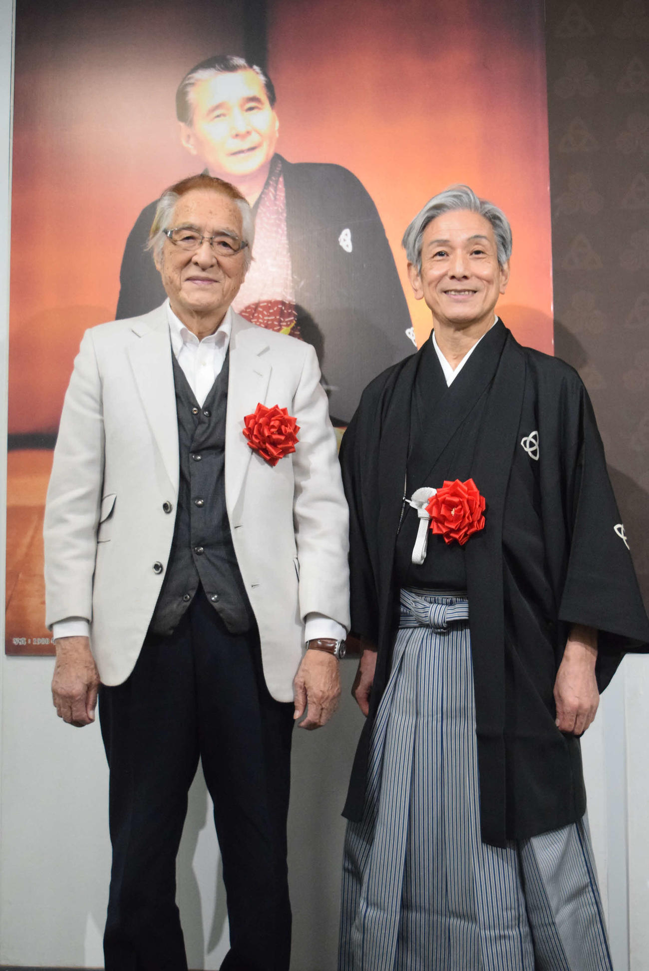 「桂米朝　噺家の姿」展であいさつした成瀬国晴氏と桂米団治（右）（撮影・阪口孝志）