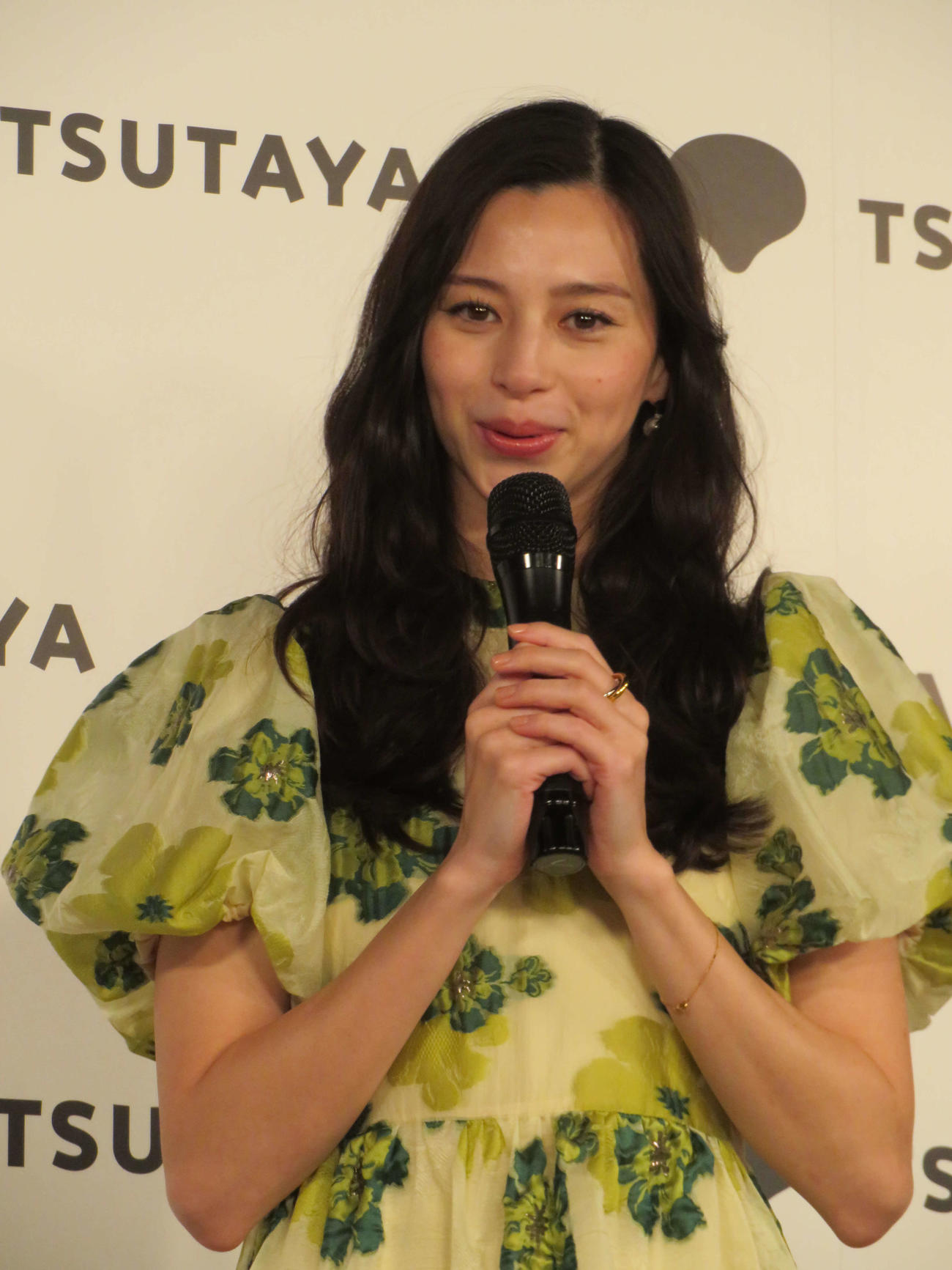 初めての書籍となるフォトエッセー「明日へのことば」刊行記念イベントを開いた中条あやみ（撮影・村上幸将）