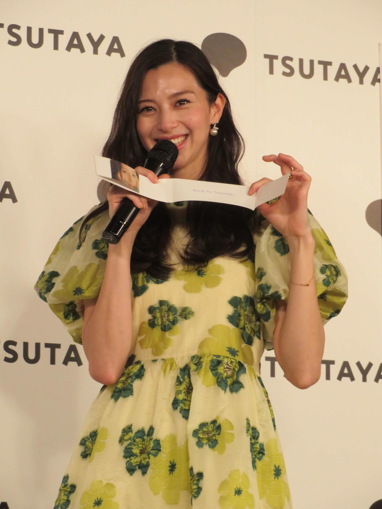 初めての書籍となるフォトエッセー「明日へのことば」刊行記念イベントを開いた中条あやみ（撮影・村上幸将）