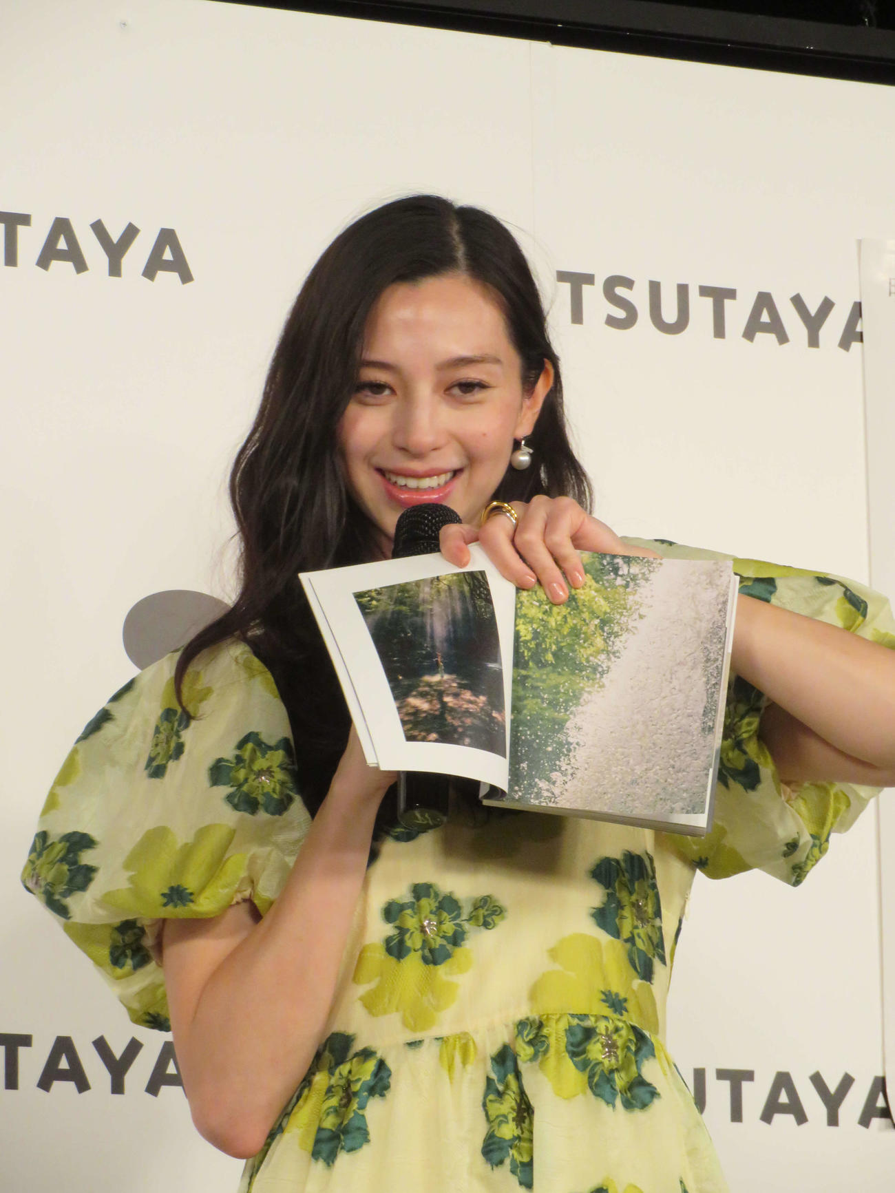 初めての書籍となるフォトエッセー「明日へのことば」刊行記念イベントを開いた中条あやみ（撮影・村上幸将）