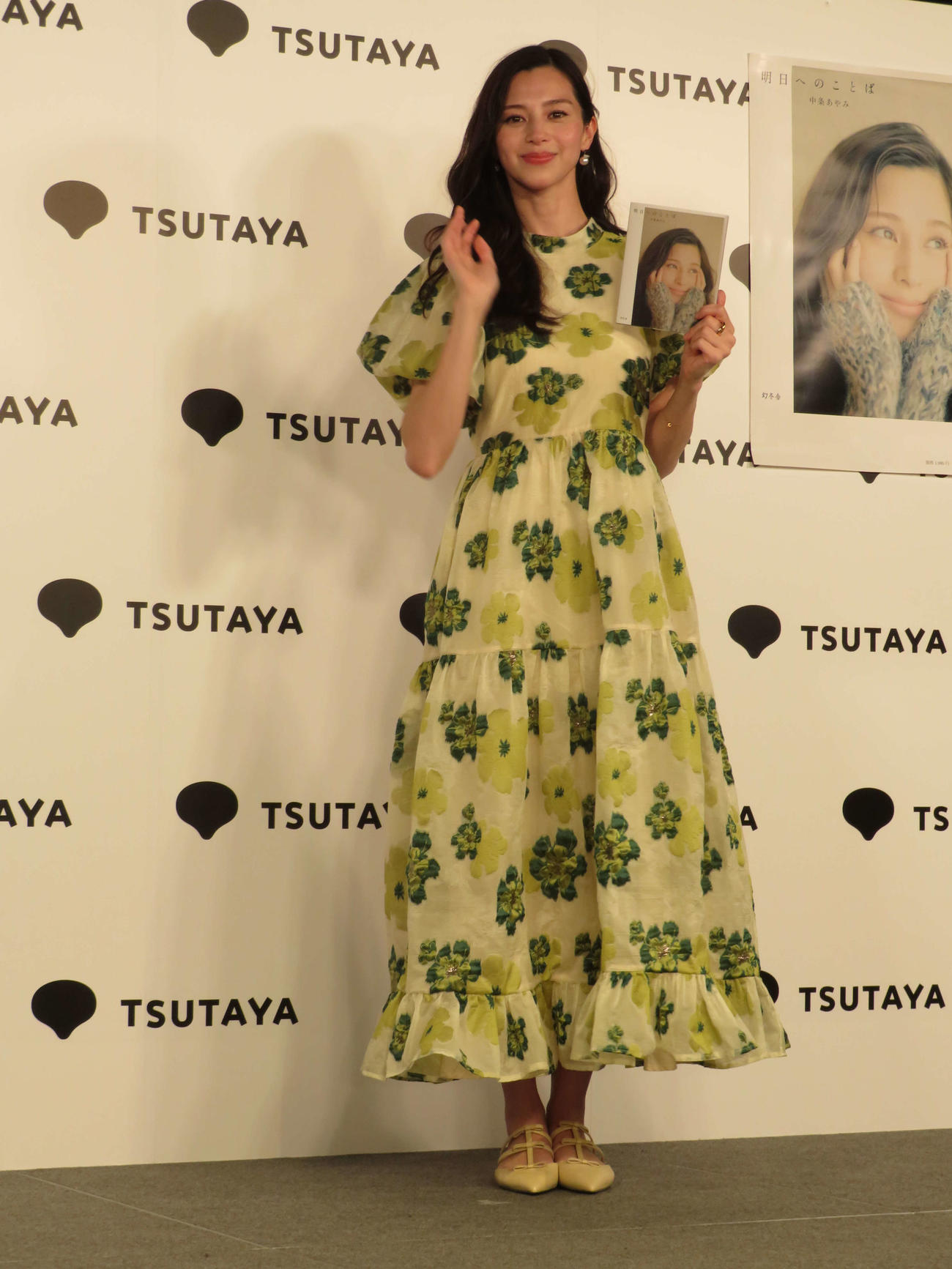 初めての書籍となるフォトエッセー「明日へのことば」刊行記念イベントを開いた中条あやみ（撮影・村上幸将）