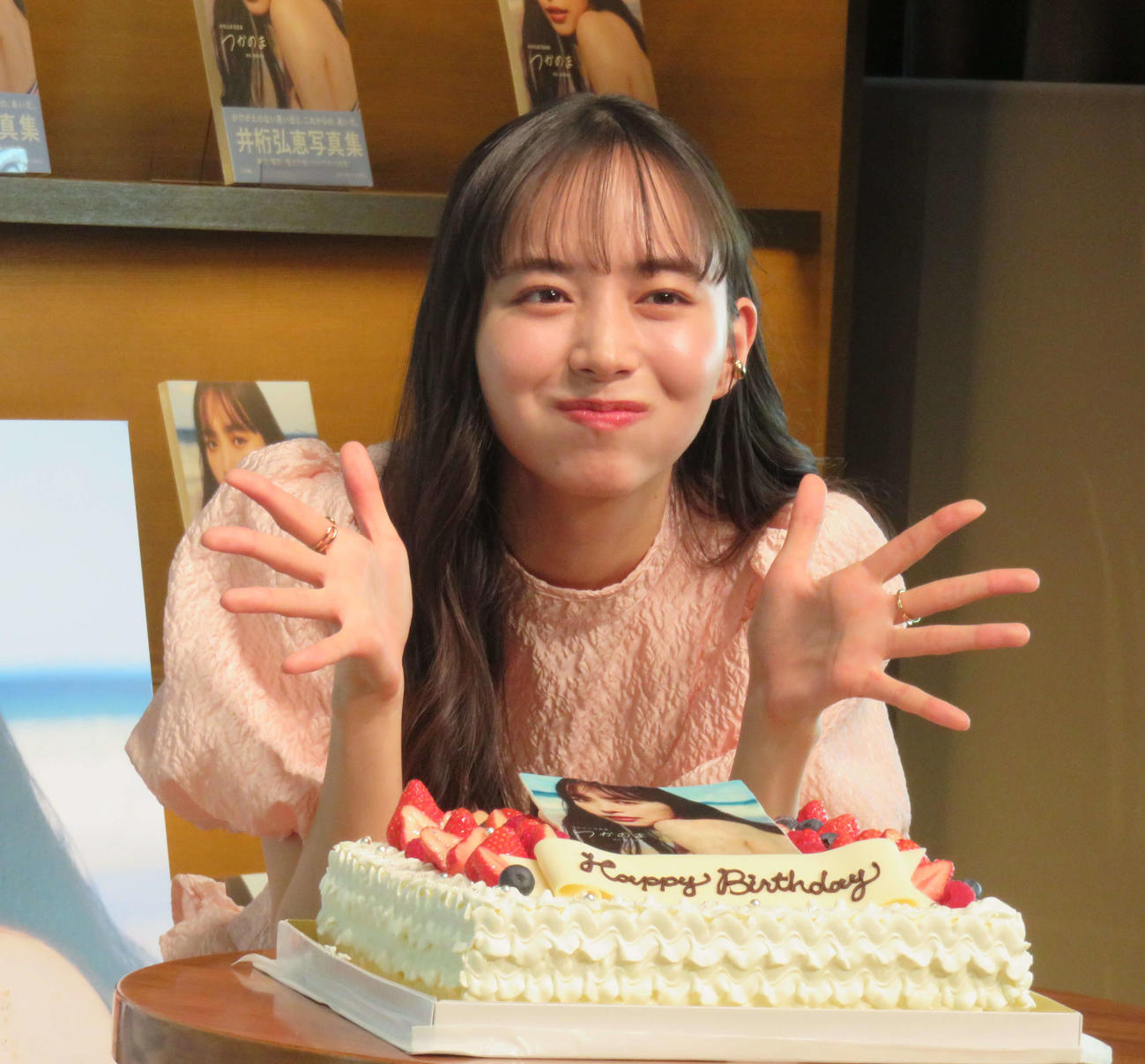 写真集「つかのま」の発売記念プレス取材会で、サプライズのバースデーケーキ登場に笑顔を浮かべる井桁弘恵