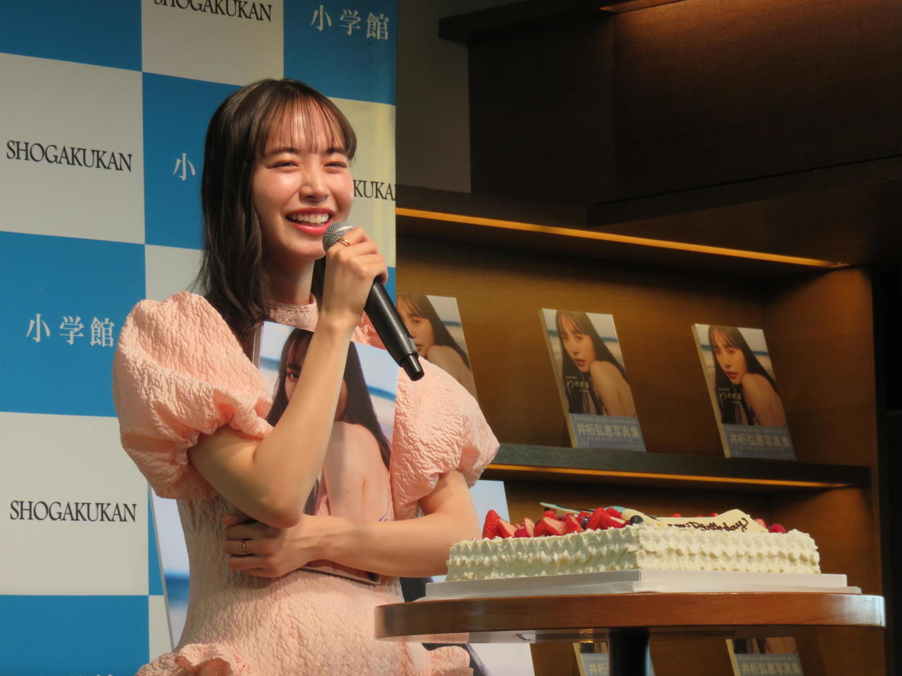 写真集「つかのま」の発売記念プレス取材会で、サプライズのバースデーケーキ登場に笑顔を浮かべる井桁弘恵