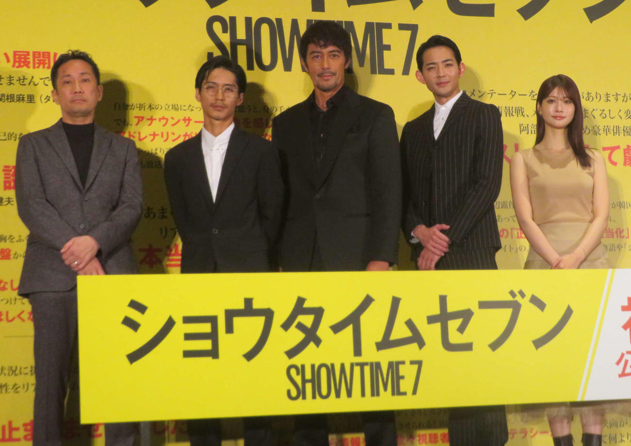 映画「ショウタイムセブン」公開記念舞台あいさつに出席した、左から渡辺一貴監督、錦戸亮、阿部寛、竜星涼、生見愛瑠