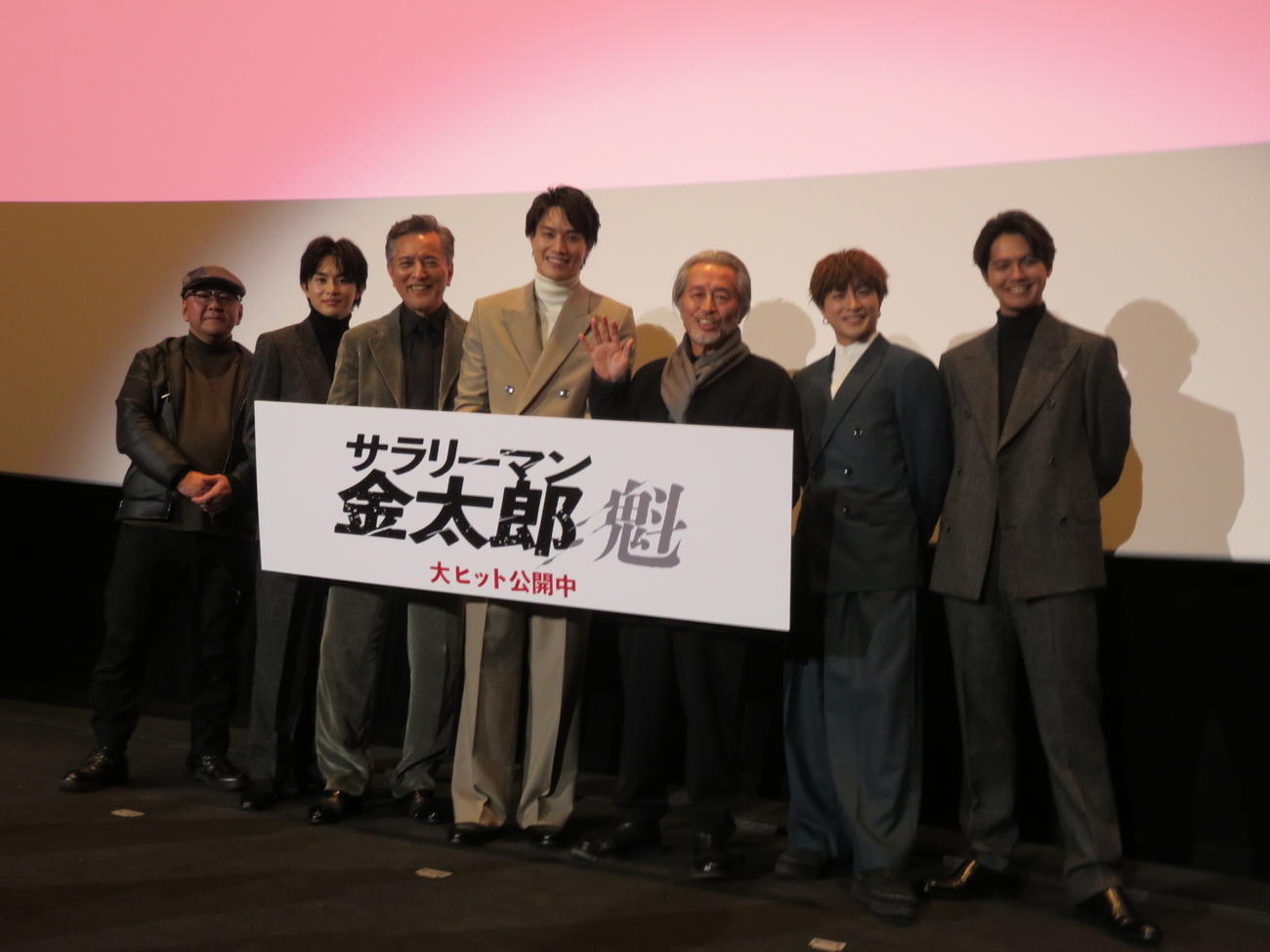 映画「サラリーマン金太郎【魁】編」の舞台あいさつに出席した、左から下山天監督、草川拓弥、榎木孝明、鈴木伸之、本田博太郎、白濱亜嵐、片寄涼太