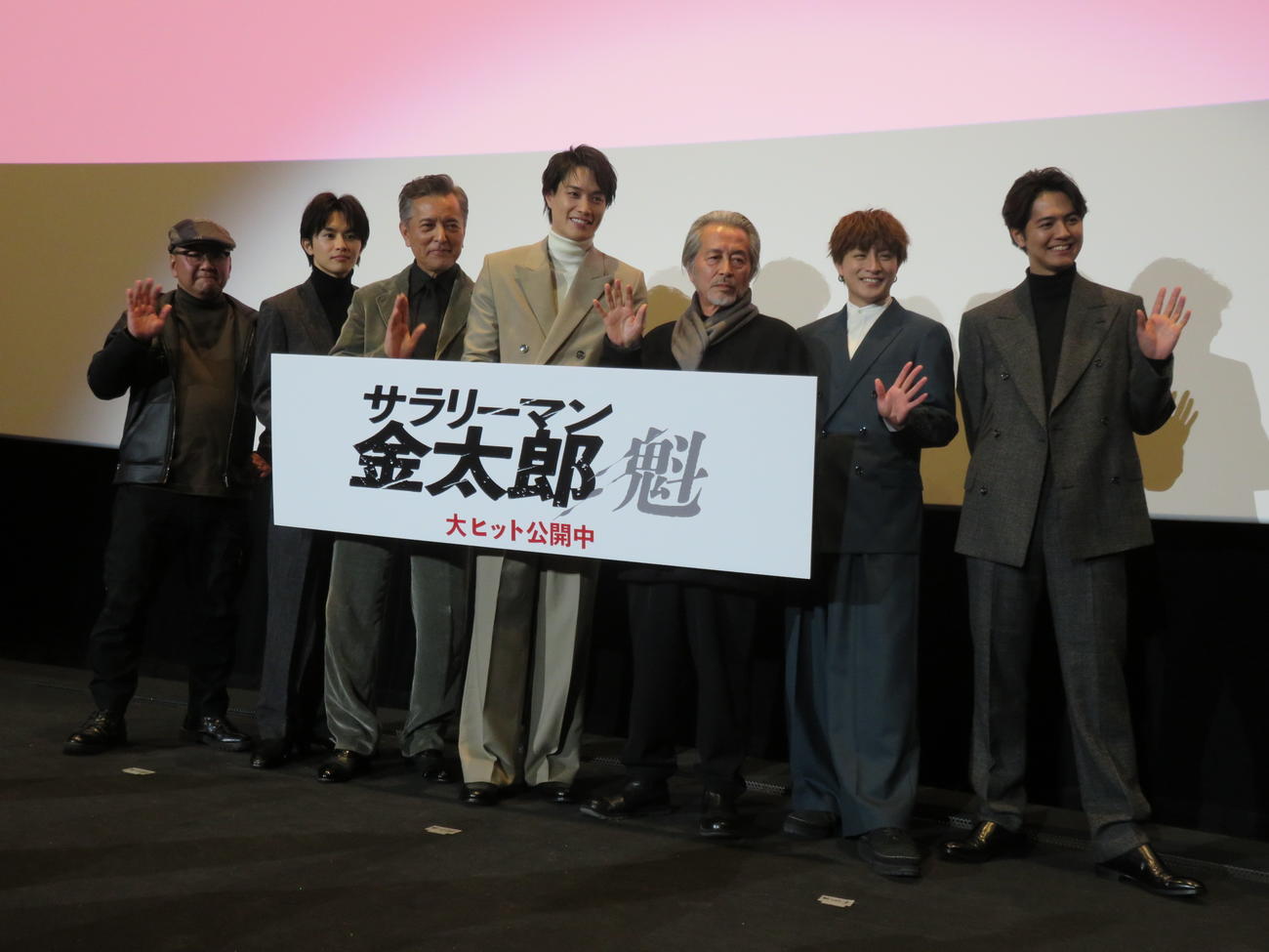 映画「サラリーマン金太郎【魁】編」の舞台あいさつに出席した、左から下山天監督、草川拓弥、榎木孝明、鈴木伸之、本田博太郎、白濱亜嵐、片寄涼太
