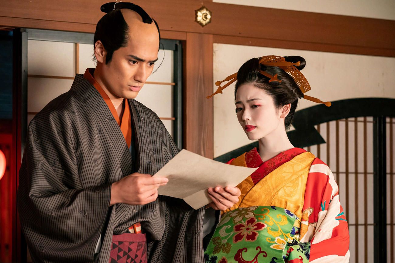 大河ドラマ「べらぼう～蔦重栄華乃夢噺～」で長谷川平蔵宣以を演じる中村隼人（左）