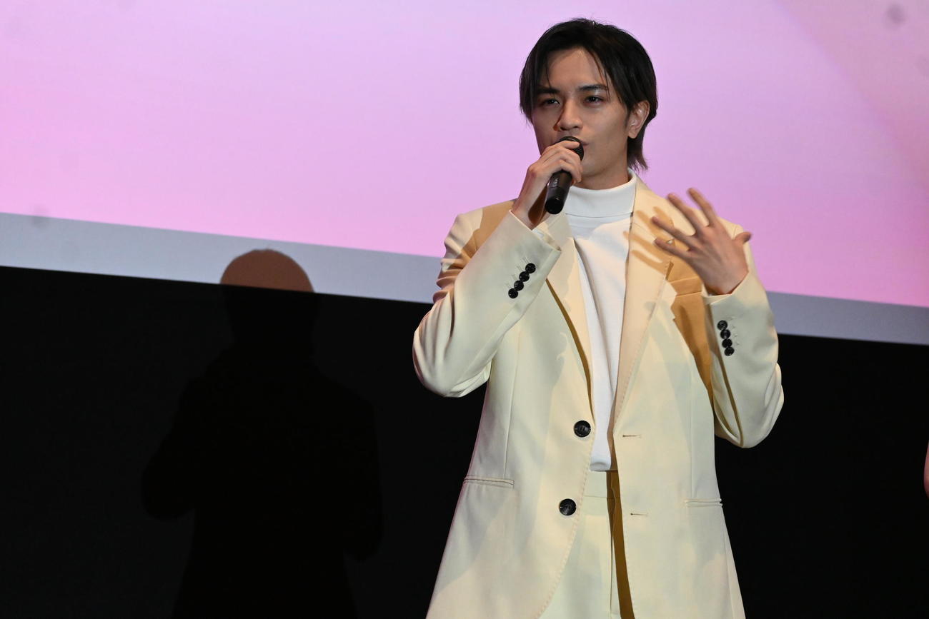 主演映画「知らないカノジョ」の舞台あいさつに登壇した中島健人（撮影・松浦隆司）