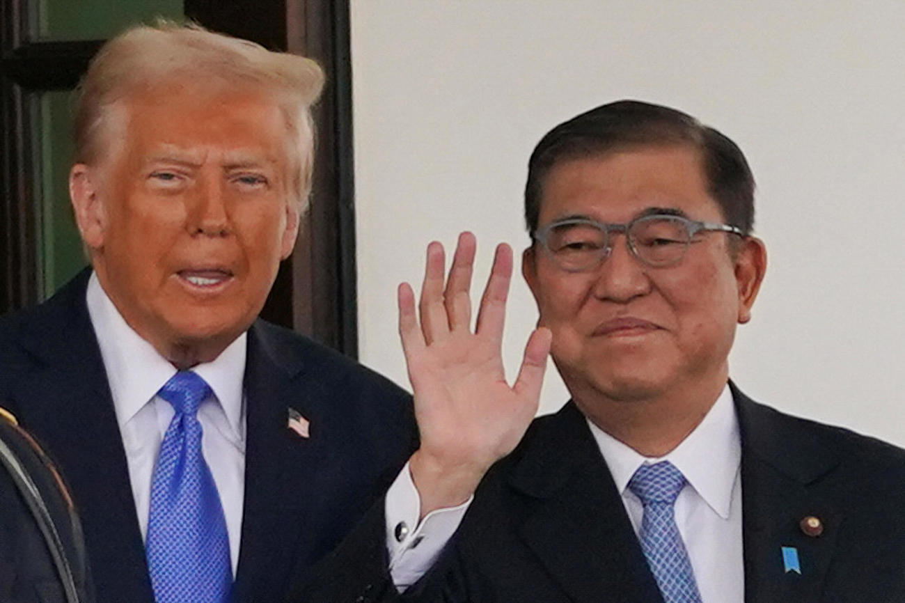 ホワイトハウスで石破茂首相（右）を出迎えた米国のドナルド・トランプ大統領（2025年2月7日＝ロイター）