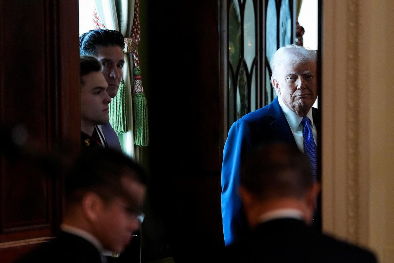 石破茂首相との共同記者会見を終えて退席するトランプ米大統領（2025年2月7日＝ロイター）