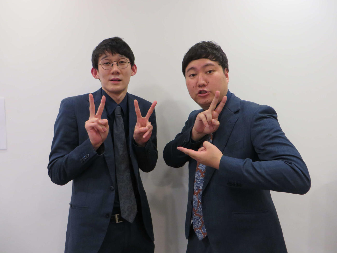 ロングコートダディの堂前透（左）と兎（21年12月撮影）