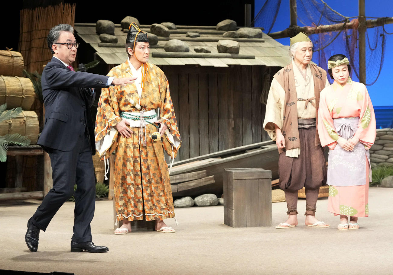 舞台「蒙古が襲来」トークセッションで演出しているような設定を披露する三谷幸喜氏（左）（撮影・小沢裕）
