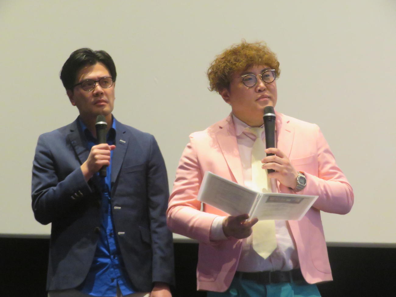 アニメ映画「メイクアガール」公開御礼舞台あいさつのMCを務めたマユリカの阪本（左）と中谷