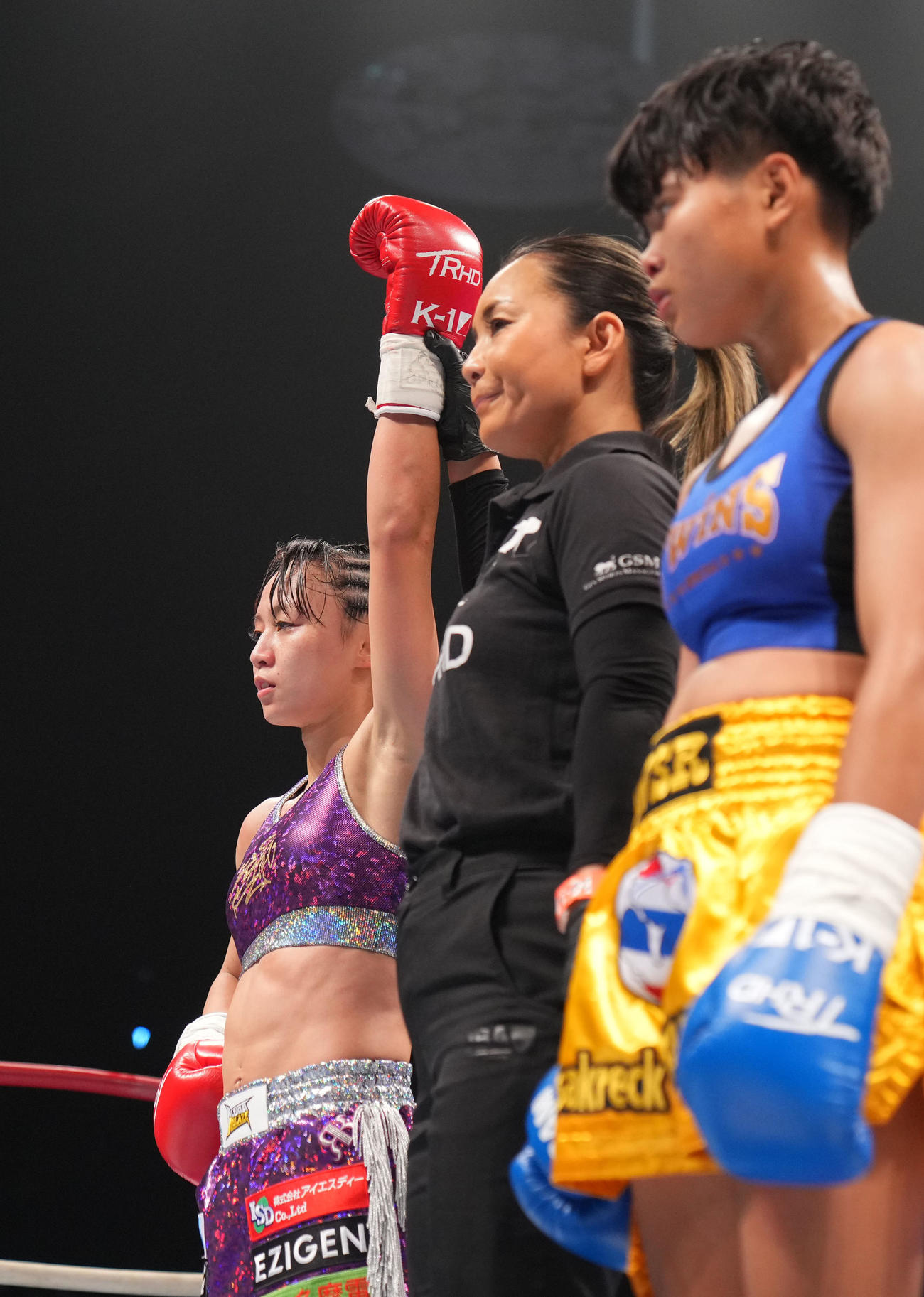 松谷綺対マフィア・ペットモンコンディー　判定勝利する松谷綺（左）（撮影・横山健太）