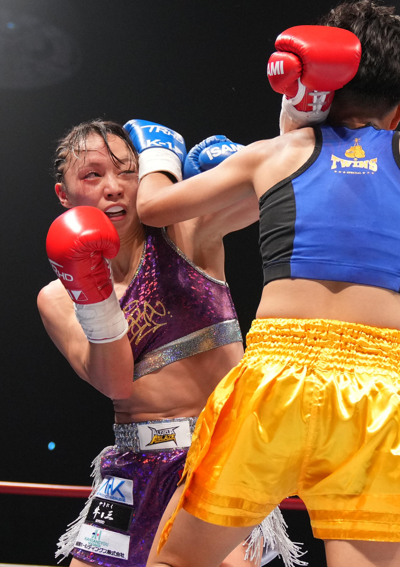 松谷綺対マフィア・ペットモンコンディー　3回、パンチを放つ松谷綺（左）（撮影・横山健太）