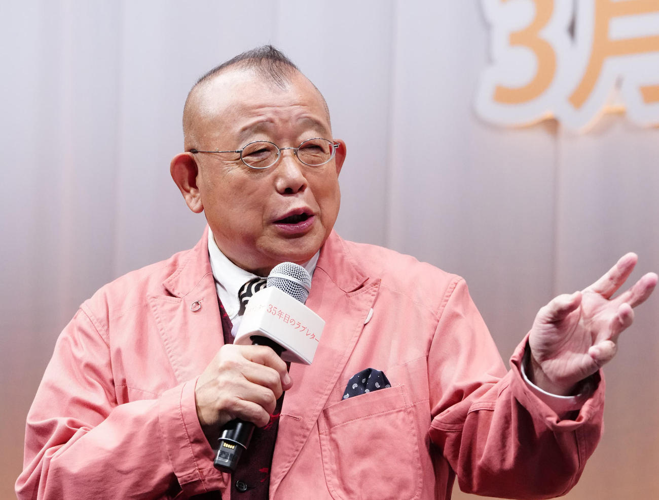 3日、映画「35年目のラブレター」お披露目試写会の舞台あいさつに臨む笑福亭鶴瓶