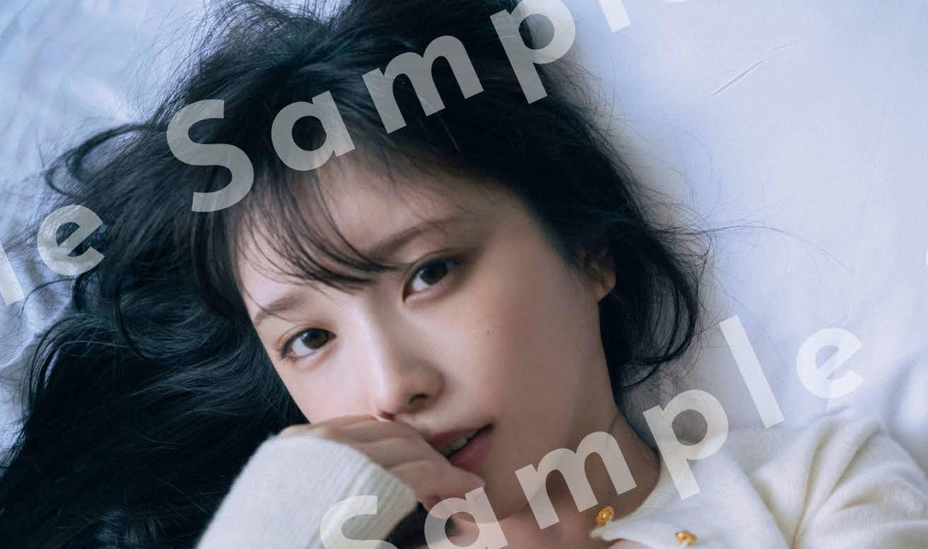 乃木坂46与田祐希サード写真集「ヨーダ」の生配信限定の第3弾特典となる折り目なしポスターのショット　撮影・細居幸次郎