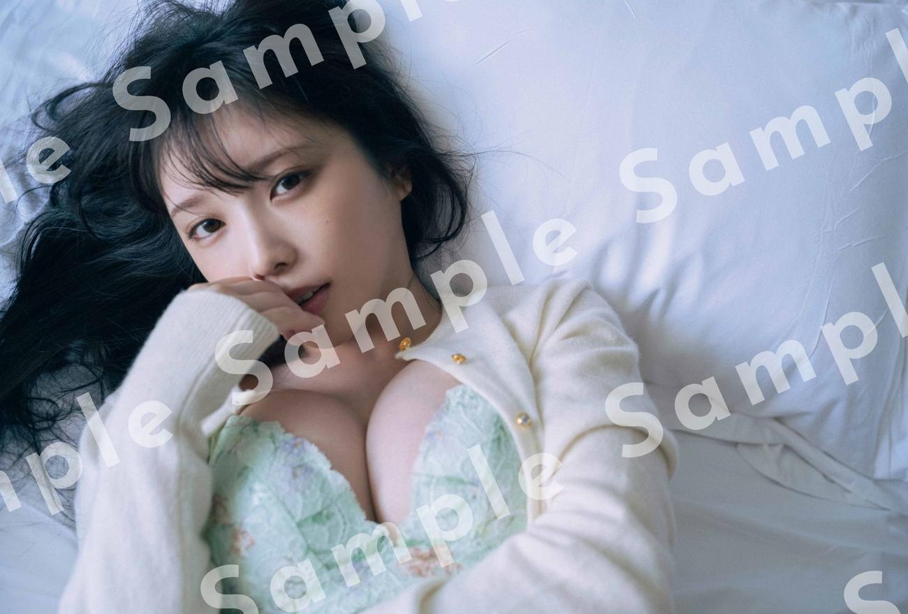 乃木坂46与田祐希サード写真集「ヨーダ」の生配信限定の第3弾特典となる折り目なしポスターのショット　撮影・細居幸次郎