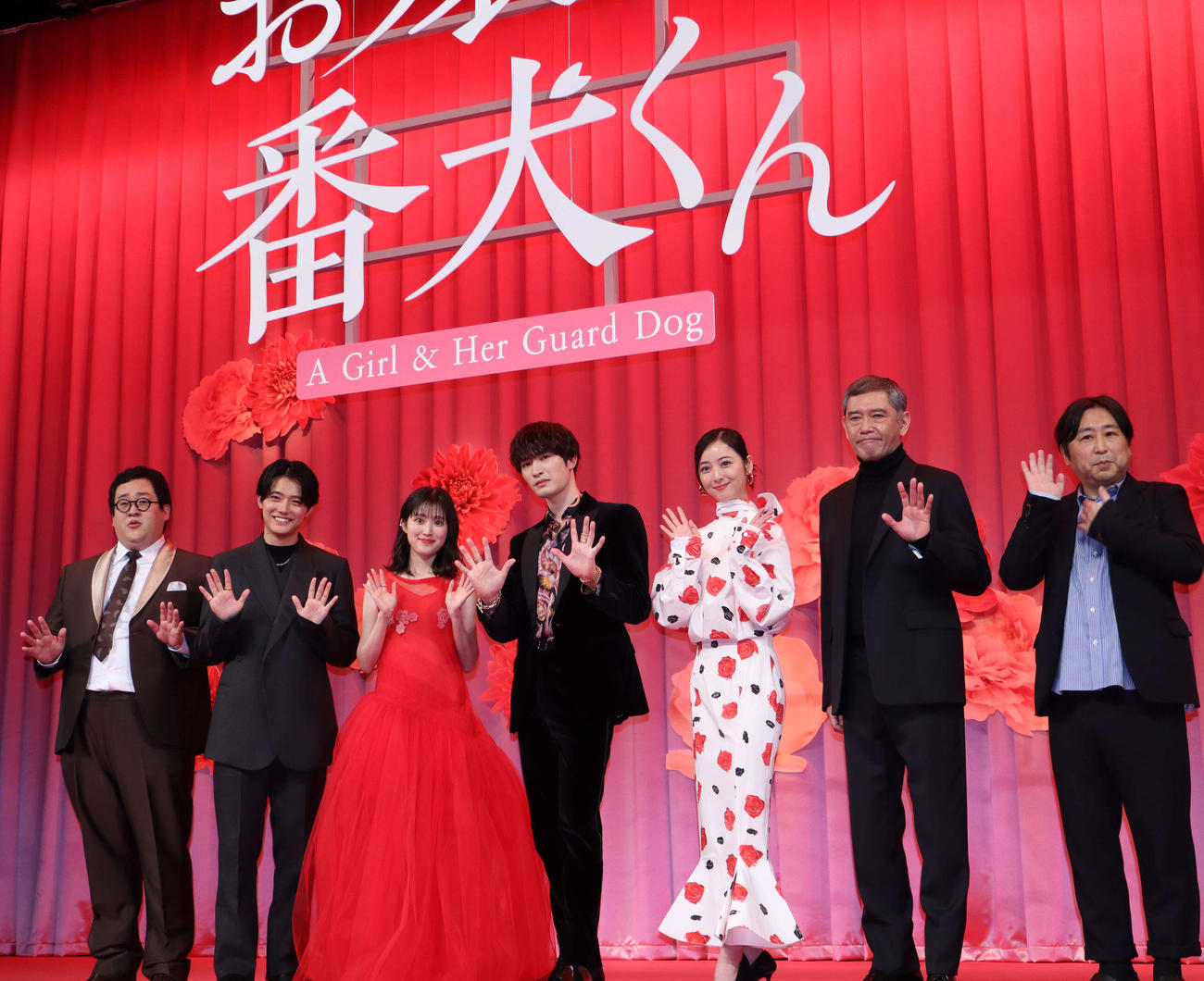 映画「お嬢と番犬くん」の完成披露舞台あいさつ。左からぐんぴぃ、櫻井海音、福本莉子、ジェシー、佐々木希、杉本哲太、小林啓一監督