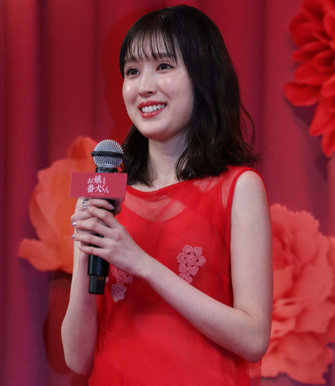 映画「お嬢と番犬くん」の完成披露舞台あいさつに出席した福本莉子